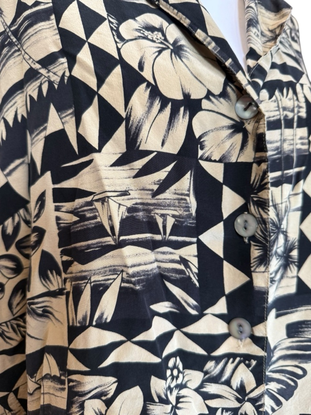 Chico’s 100% Silk Hawaiian Button Up Shirt Size Large Black Tan Tropical Print - Picture 4 of 9